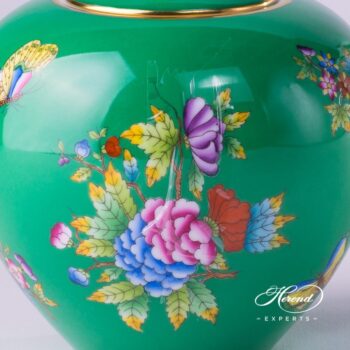 Tea Pot w. Butterfly Knob 20606-0-17 VE-FV Queen Victoria VBO design on Green Background. Herend fine china tableware. Hand painted