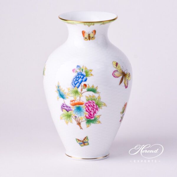 Vase, medium 6762-0-00 VBO Queen Victoria design. Herend fine china hand painted. Classic pattern. Ornaments