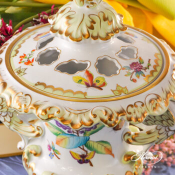 Fancy Vase w. Dragon Handles 6487-0-19 Old Queen Victoria design. Herend fine china
