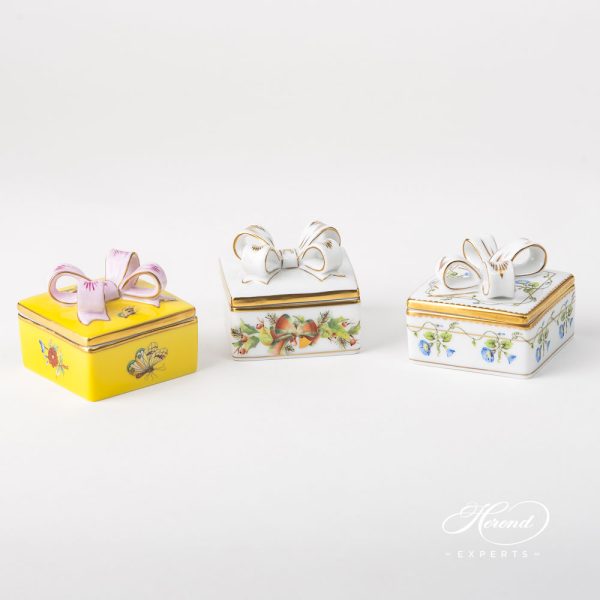 Gift Box w. Ribbon Knob - Queen Victoria on Yellow Background